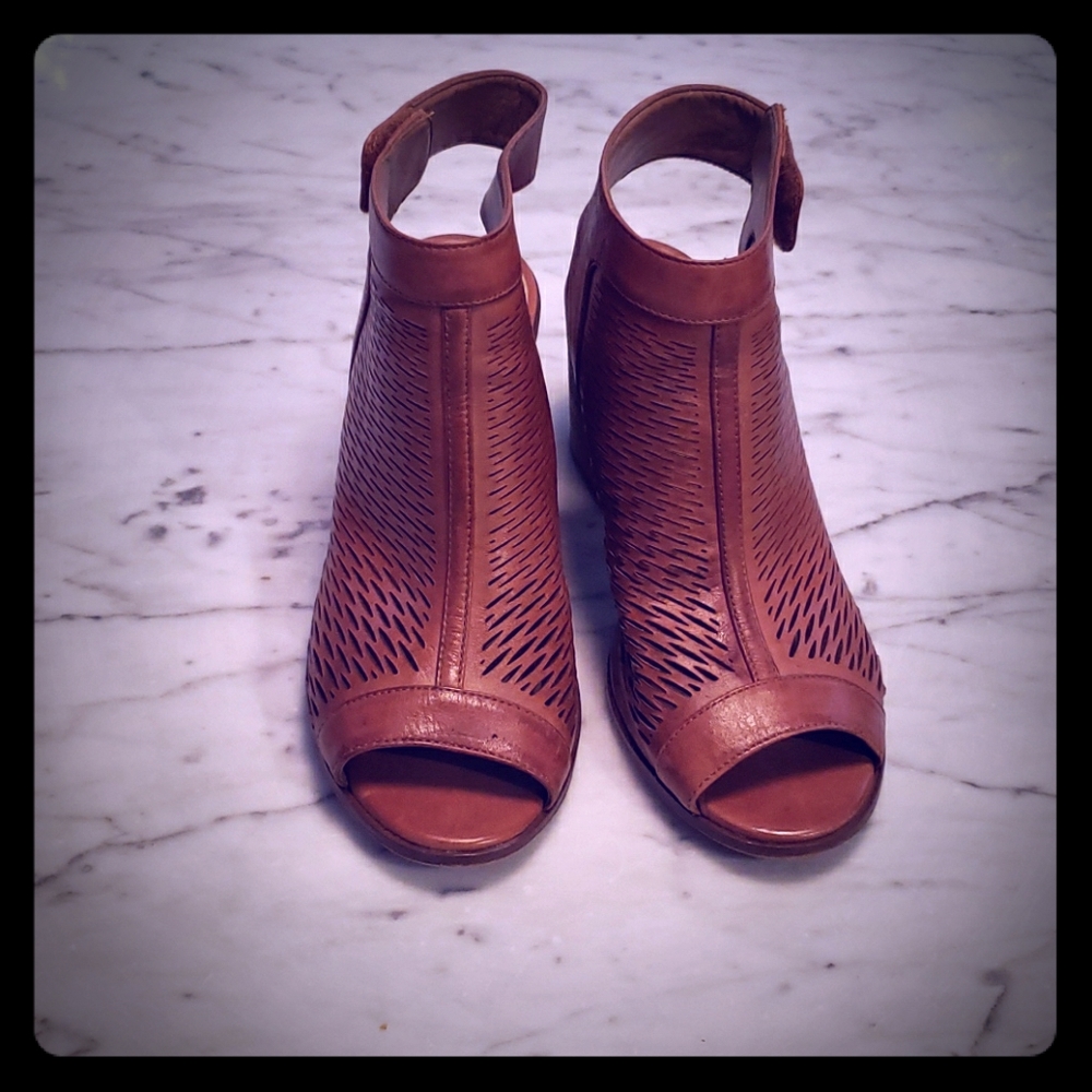 Vince Camuto Teak leather ankle booties